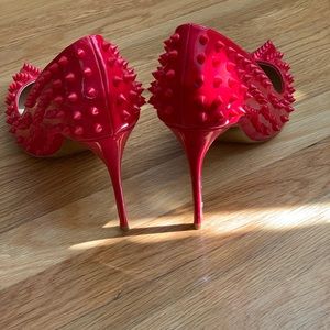 Red high heel shoe size 10 runs wide